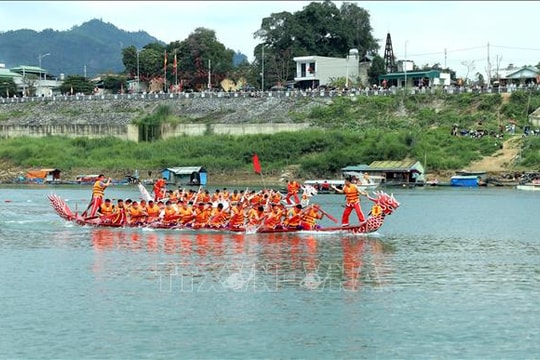 Sôi nổi Lễ hội đua thuyền trên sông Lô