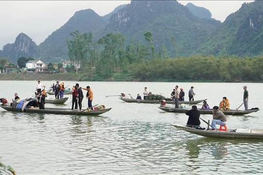 Tìm thấy 1 nạn nhân mất tích trong vụ lật thuyền trên sông Gianh