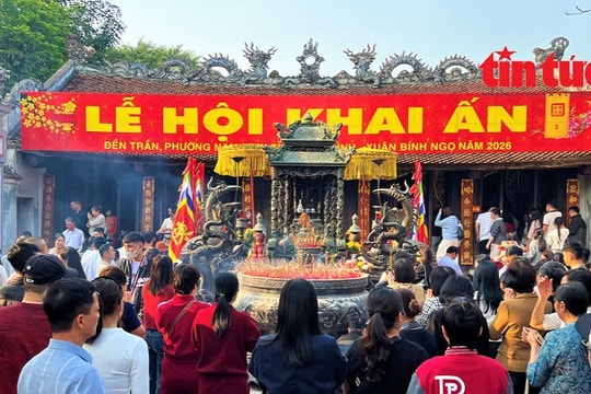 Người dân nô nức chiêm bái Đền Trần Nam Định dịp đầu năm