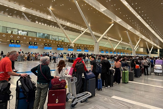 Sân bay Tân Sơn Nhất chạm mốc kỷ lục về chuyến bay và hành khách