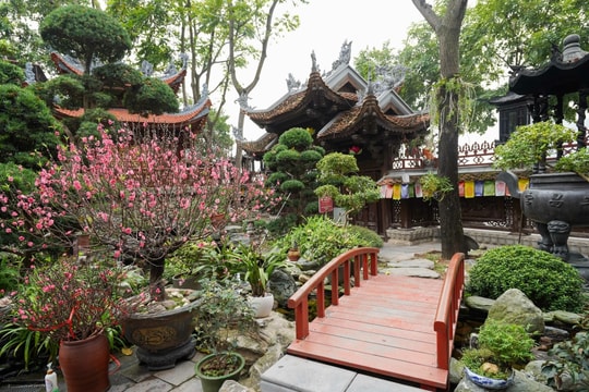 Hai ngôi chùa cổ kề nhau bên hồ Tây