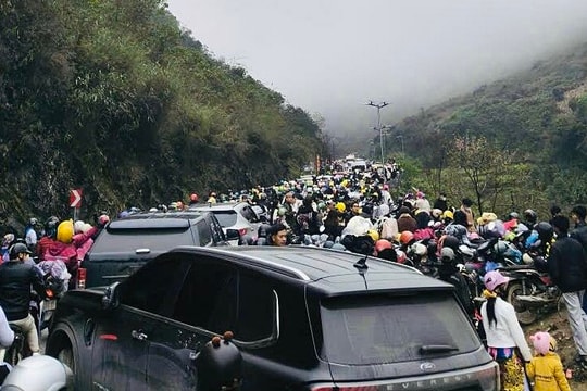 Hà Giang tắc cứng, nhiều khách bỏ cuộc ra về