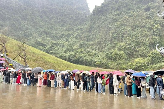 Khách xếp hàng dài dưới mưa vào điểm du lịch mới nổi tại Ninh Bình