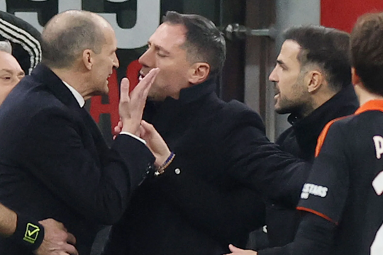 HLV Fabregas bị mắng là 'đồ trẻ con'