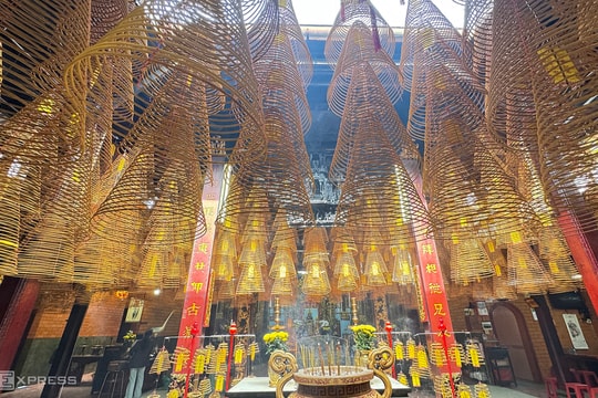 Chùa cổ ở Cần Thơ với hàng trăm vòng nhang 'bất tử'