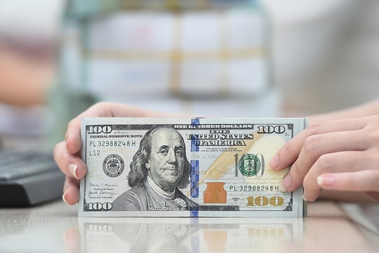 Nhận USD do chị gái từ Mỹ gửi về, tôi có phải đóng thuế?