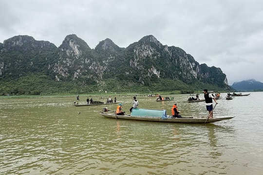 Tìm thấy thi thể hai ông cháu bị lật đò