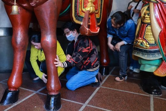 Chui tượng ngựa trong chùa gần 200 tuổi ở TP HCM