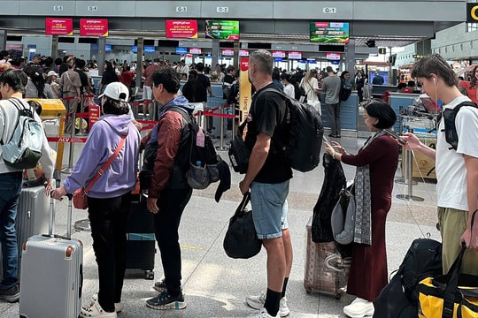 Tân Sơn Nhất đón lượng khách kỷ lục hơn 10 năm
