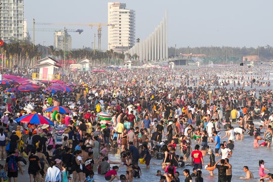 Biển Vũng Tàu đông nghịt người mùng 4 Tết