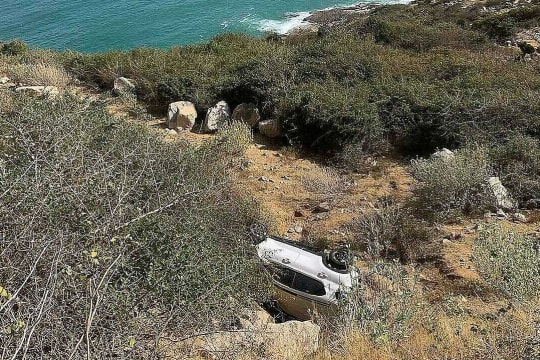 Ôtô chở ba người rơi xuống vực