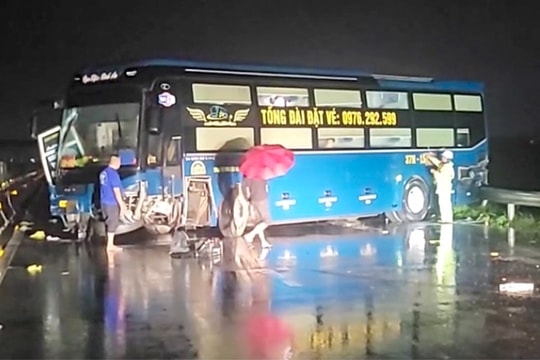 Xe khách tông ôtô 5 chỗ, cao tốc Hàm Nghi - Vũng Áng ùn tắc hơn hai tiếng