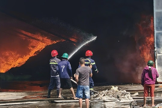 Xưởng nhựa 1.000 m2 cháy ngùn ngụt