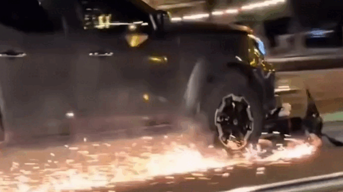 Xe máy bị ôtô kéo lê gần một km