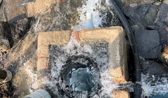 CLIP: Kỳ lạ hàng chục giếng nước tự phun trào ở Đồng Nai