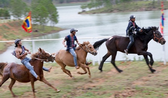 Những cuộc đua ngựa độc đáo dưới chân núi Lang Biang