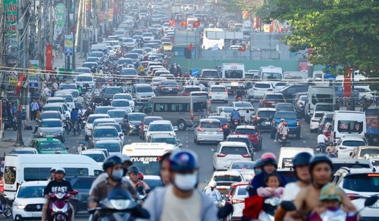 Du khách đến Vũng Tàu đông nghịt, khách sạn kín phòng