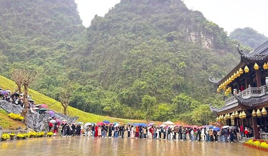 Khách đổ về Ninh Bình du Xuân, nhiều điểm du lịch quá tải