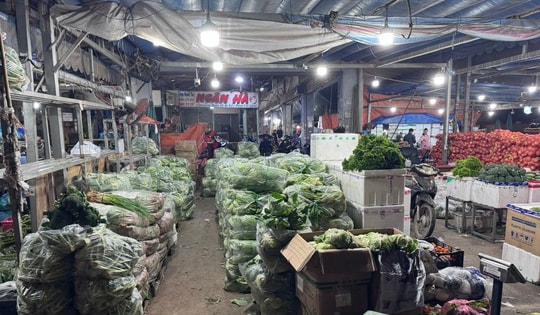 Chợ mở cửa trở lại nhưng thưa thớt khách