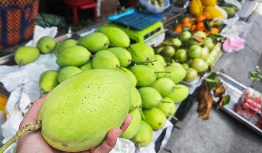 Mùng 4 Tết: Giá trái cây cúng cao, dưa hấu dội chợ