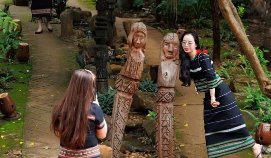 'Buôn cổ giàu đẹp nhất Tây Nguyên' hút khách dịp Tết