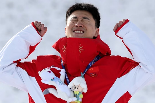 Hai vợ chồng người Trung Quốc cùng giành HCV môn trượt tuyết tự do Olympic