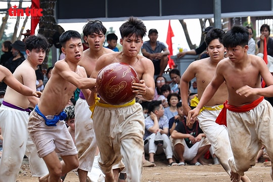 Trai tráng làng Thúy Lĩnh đua tranh vật cầu