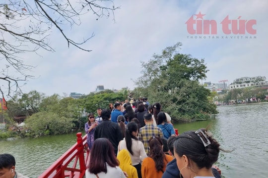Hàng nghìn người dân xếp hàng tham quan tại các điểm di tích Hà Nội mở cửa miễn phí