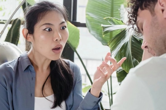 Giao thừa chồng đi xông đất hết đêm, sáng mùng 1 về đòi ly hôn với vợ