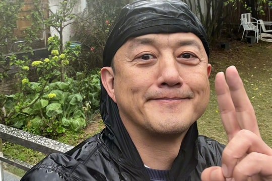 Mẹ 83 tuổi lái xe đón Lý Á Bằng về nhà