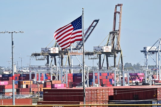 Rắc rối hoàn hàng trăm tỷ USD tiền thuế nhập khẩu của ông Trump