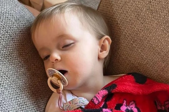 Bé 10 tháng tuổi nôn vọt dữ dội nghi do uống sữa thuộc diện thu hồi