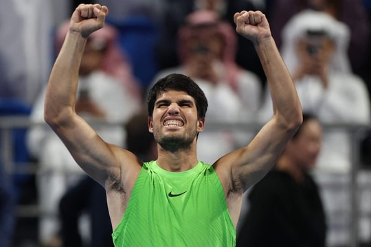 Alcaraz vào chung kết Qatar Mở rộng