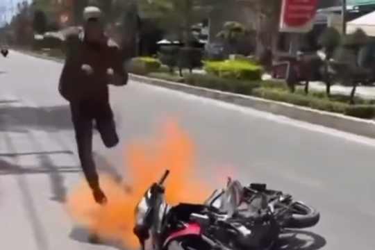 Đốt xe máy khi bị kiểm tra nồng độ cồn