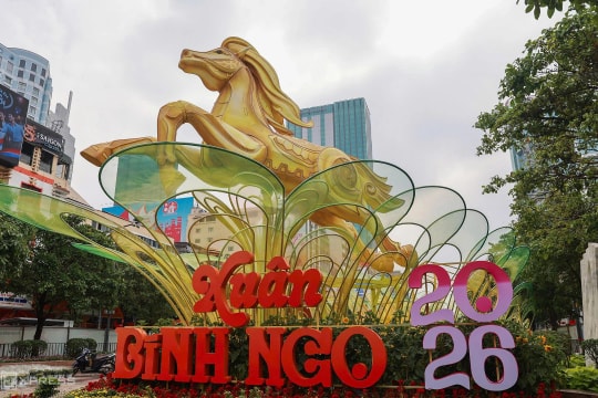 Giữ lại hai đại cảnh ngựa ở đường hoa Nguyễn Huệ thêm một tháng