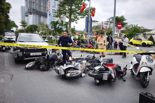 Ôtô tông 10 xe máy đang chờ đèn đỏ