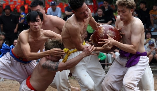 Hà Nội: Trai làng Thúy Lĩnh mình trần quyết liệt giữ cầu ngày Xuân