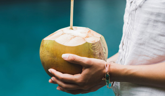 Uống nước dừa sáng sớm cực tốt, nhưng ai thuộc 2 nhóm này phải kiêng