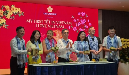 TPHCM tặng nón lá, mời khách quốc tế trải nghiệm Tết Việt