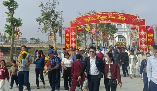 VIDEO: Hàng vạn người dân nô nức đi lễ đền ông Hoàng Mười cầu an đầu năm