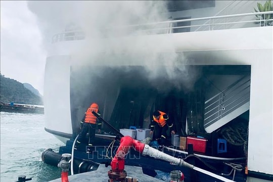 Kịp thời ứng cứu vụ cháy tàu nghỉ đêm tại đặc khu Cát Hải