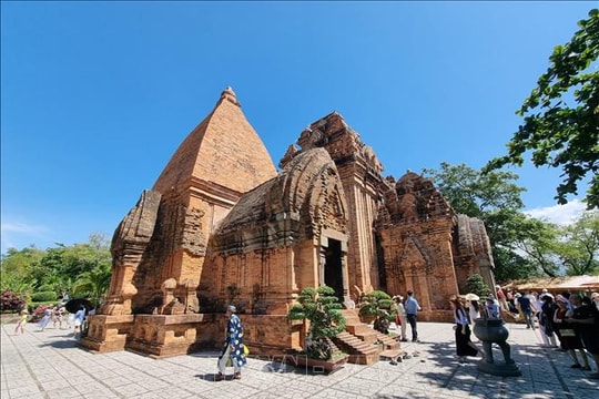 Khánh Hòa và An Giang đón hàng triệu lượt khách dịp Tết Nguyên đán