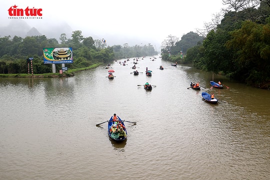 Chùa Hương 2026 siết chặt quản lý xuồng máy trên suối Yến