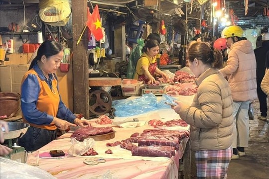 Nguồn cung hàng hóa tại các chợ tăng, sức mua thấp