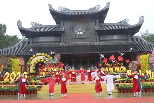 Hàng nghìn du khách tham dự Lễ khai hội chùa Bái Đính