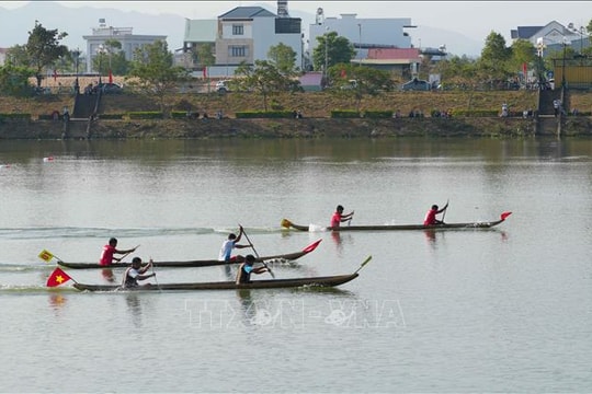 Giải đua thuyền độc mộc trên sông Đăk Bla