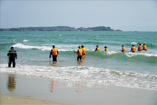 Huy động nhân lực, phương tiện tìm kiếm nạn nhân đuối nước mất tích ở biển Mỹ Khê