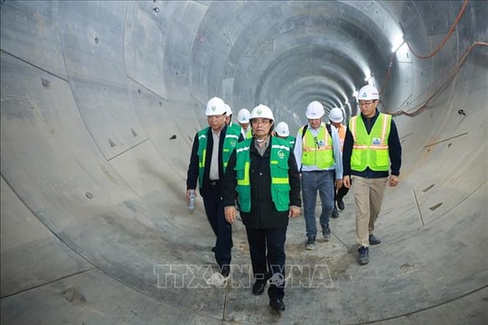 Thủ tướng Phạm Minh Chính kiểm tra thi công tuyến đường sắt đô thị Nhổn - Ga Hà Nội