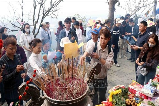 Hàng vạn du khách trảy hội, vãn cảnh chùa Hương Tích