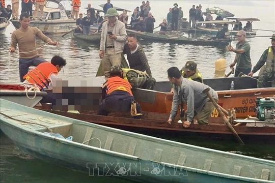 Tìm thấy thi thể 6 nạn nhân trong vụ lật tàu ở hồ Thác Bà